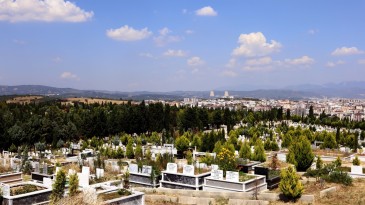 Bursa’da bayramın ilk günü mezarlıklara akın yaşandı